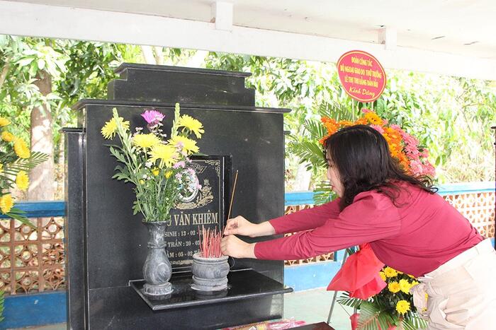 Thứ trưởng, Chủ nhiệm dâng hương tại phần mộ  Cố Bộ trưởng Bộ Ngoại giao Ung Văn Khiêm tại tỉnh An Giang