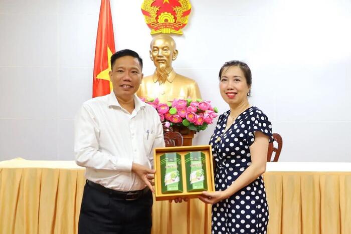Thứ trưởng, Chủ nhiệm Lê Thị Thu Hằng và Phó Chủ tịch UBND Thành phố Cần Thơ Nguyễn Thực Hiện