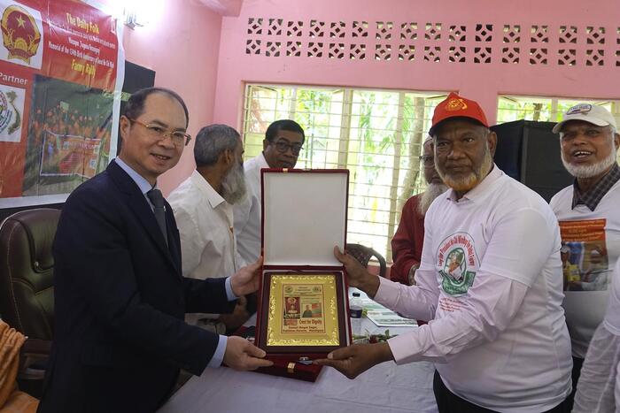 Đại diện Nhóm học giả Bangladesh trao quà lưu niệm tặng Đại sứ.