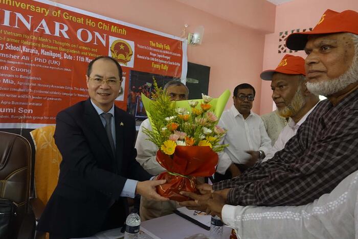 Đại diện tỉnh Manikganj tặng hoa Đại sứ.