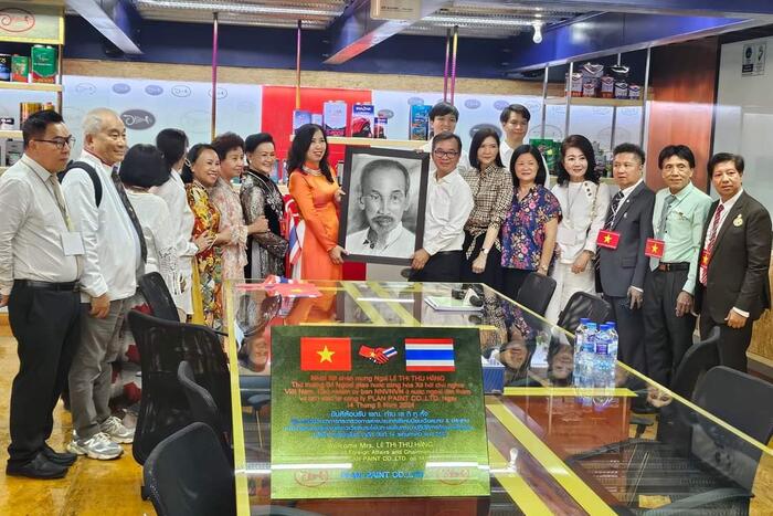Ông Bùi Văn Sĩ (tên tiếng Thái: Phairot Rujirotamphai), Giám đốc Công ty Plan Paint tặng Thứ trưởng Lê Thị Thu Hằng bức tranh chân dung Bác Hồ do ông tự vẽ nhân dịp ngày sinh nhật Bác (19/5).