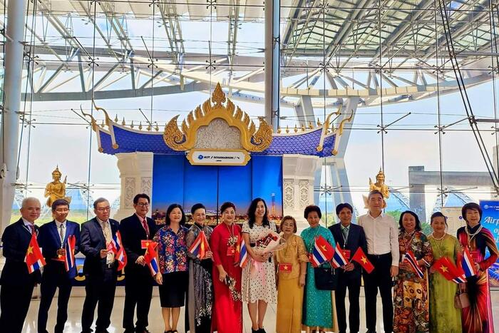 Các kiều bào lão thành mừng đón Thứ trưởng Ngoại giao Lê Thị Thu Hằng, Chủ nhiệm Ủy ban Nhà nước về người Việt Nam ở nước ngoài tại sân bay, trong đó có những bác đã vượt chặng đường gần 1.000 km để đến đón đoàn công tác.