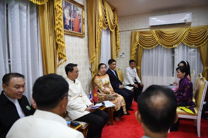 Thứ trưởng Lê Thị Thu Hằng, Đại sứ Việt Nam tại Thái Lan Phạm Việt Hùng và Đoàn công tác của Bộ Ngoại giao làm việc với lãnh đạo tỉnh Kanchanaburi, Thái Lan.