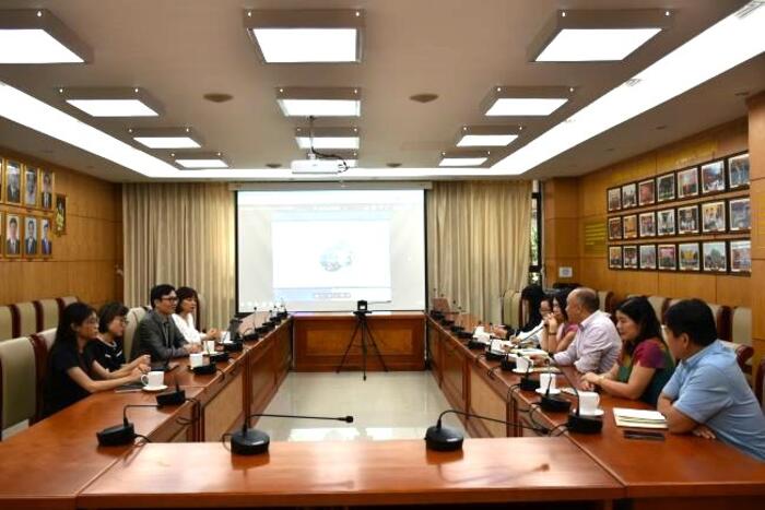 Phó Chủ nhiệm Nguyễn Mạnh Đông trao đổi với Đoàn