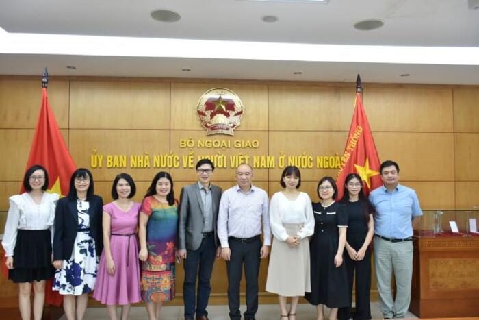 Đoàn chụp ảnh lưu niệm tại trụ sở Ủy ban Nhà nước về NVNONN