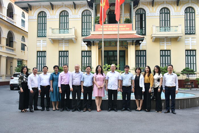 Các đại biểu dự Hội nghị chụp ảnh lưu niệm