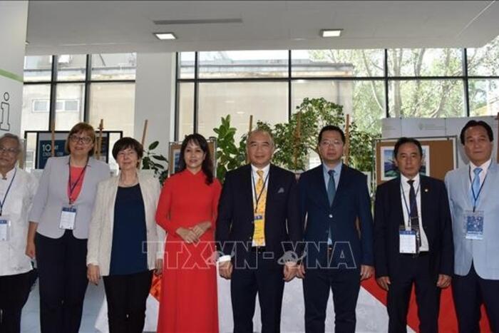 Phó Chủ nhiệm Ủy ban Nhà nước về người Việt Nam ở nước ngoài Nguyễn Mạnh Đông (thứ tư, phải) và Đại sứ Việt Nam tại Ba Lan Hà Hoàng Hải (thứ ba, phải) chụp ảnh cùng các đại biểu dự hội thảo. Nguồn: TTXVN