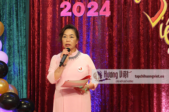 Bà Lê Thanh Hương - Chủ tịch Hội Việt - Đức Schwaben pphát biểu Khai mạc chương trình