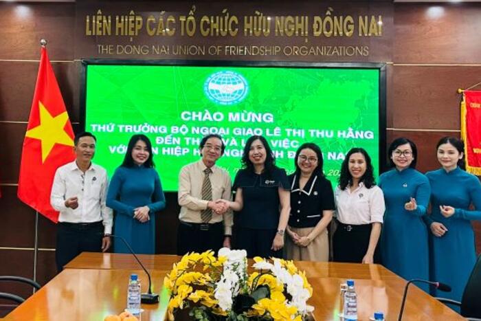Thứ trưởng Lê Thị Thu Hằng và Đoàn công tác làm việc với Liên hiệp các Tổ chức Hữu nghị Tỉnh Đồng Nai