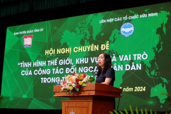 Thứ trưởng Lê Thị Thu Hằng trình bày báo cáo tại Hội nghị “Tình hình thế giới, khu vực và chủ trương của Đảng về công tác đối ngoại nhân dân, thông tin đối ngoại trong tình hình mới”