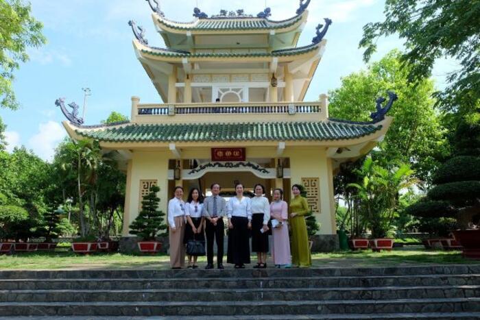 Thứ trưởng Lê Thị Thu Hằng và Đoàn công tác thăm và dâng hương tại Di tích Quốc gia Văn Miếu Trấn Biên
