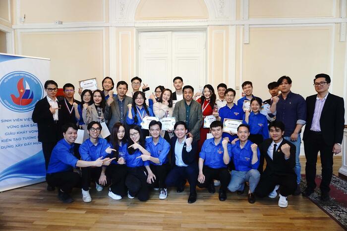 Các đại biểu chụp ảnh lưu niệm. (Nguồn: Hội sinh viên Việt Nam tại Nga)