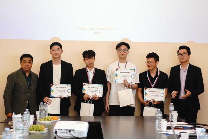 Trao Huy chương và Giấy chứng nhận giải thưởng cá nhân nam. (Nguồn: Hội sinh viên Việt Nam tại Nga)