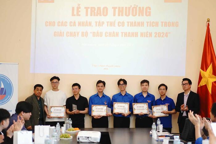 rao kỷ niệm chương cho tập thể đoàn, hội có thành tích xuất sắc trong giải chạy. (Nguồn: Hội sinh viên Việt Nam tại Nga)