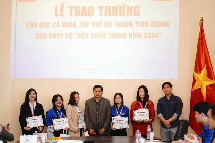 Trao Huy chương và Giấy chứng nhận cho các vận động viên chiến thắng giải thưởng cá nhân nữ. (Nguồn: Hội sinh viên Việt Nam tại Nga)