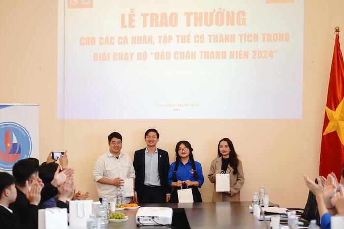 rao quà cho các vận động viên chiến thắng mini game. (Nguồn: Hội sinh viên Việt Nam tại Nga)