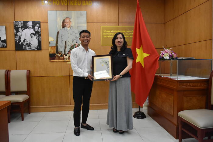 Thứ trưởng Lê Thị Thu Hằng tặng quà lưu niệm cho anh Phạm Quang Vinh
