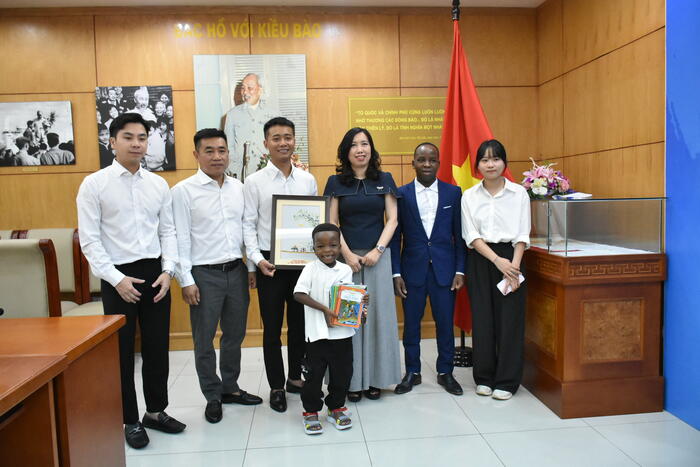 Thứ trưởng Lê Thị Thu Hằng chụp ảnh lưu niệm cùng Phạm Quang Vinh và Team châu Phi