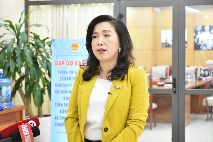 Thứ trưởng Lê Thị Thu Hằng trả lời phỏng vấn của các cơ quan báo chí