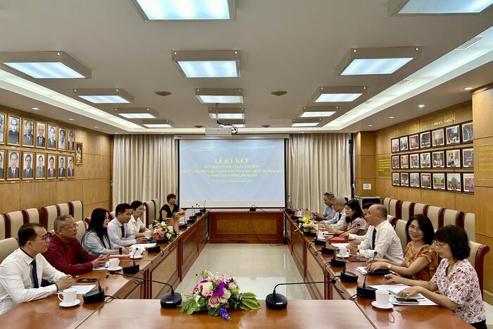 Quang cảnh buổi làm việc