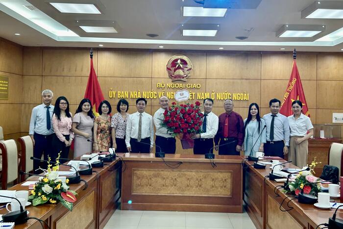 Phó Chủ nhiệm Nguyễn Mạnh Đông đánh giá cao công tác phối hợp của Đoàn LSHN và tin tưởng với thế mạnh về công tác chuyên môn, Đoàn LSHN sẽ hỗ trợ tích cực giúp Ủy ban làm tốt công tác phổ biến, giáo dục pháp luật cho NVNONN.