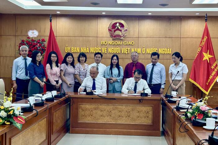 Đại diện hai cơ quan ký Kế hoạch phối hợp công tác năm 2024
