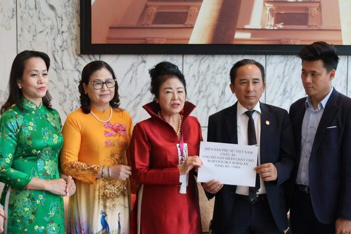 Đại diện Diễn đàn Phụ nữ Việt Nam tại châu Âu đã trao tặng tiền quyên góp ủng hộ bà con tiểu thương bị ảnh hưởng bởi vụ cháy Trung tâm Thương mại tại Ba Lan