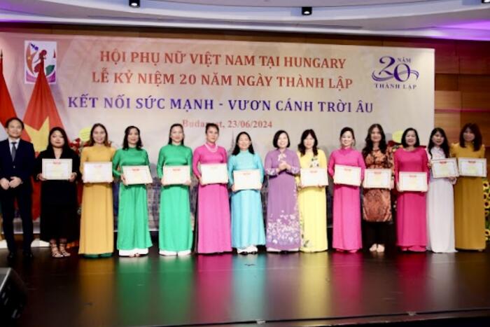 Đại sứ Nguyễn Bích Thảo  trao Giấy khen cho các cá nhân có nhiều đóng góp cho phong trào cộng đồng tại Hungary