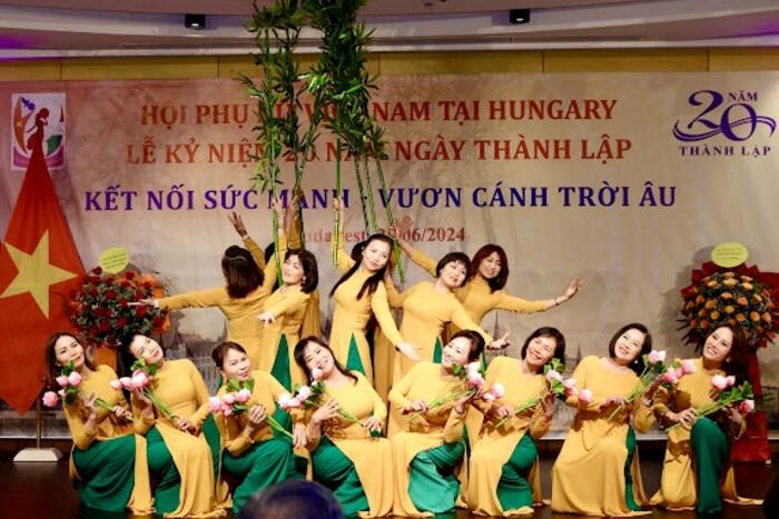 Tiết mục biểu diễn văn nghệ tại buổi lễ kỷ 