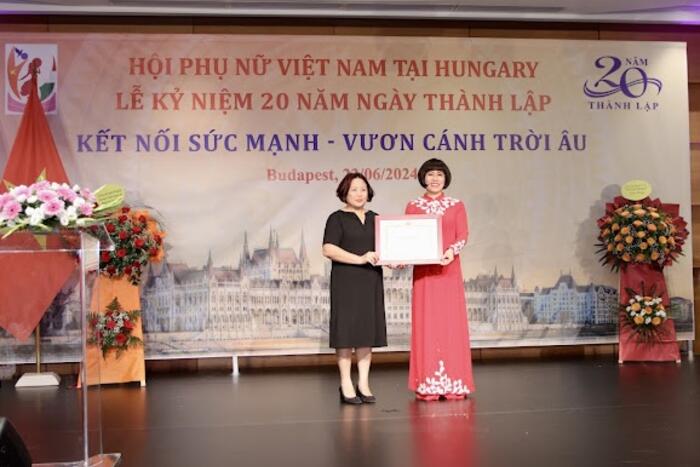 Bà Phan Bích Thiện đón nhận Bằng khen của Bộ trưởng Bộ Ngoại giao Việt Nam