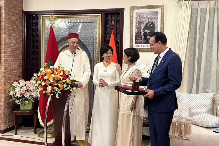 Đại sứ Đặng Thị Thu Hà nhận Huân chương Hoàng gia Morocco hạng Commander (chỉ huy). Ảnh: Thu Trang