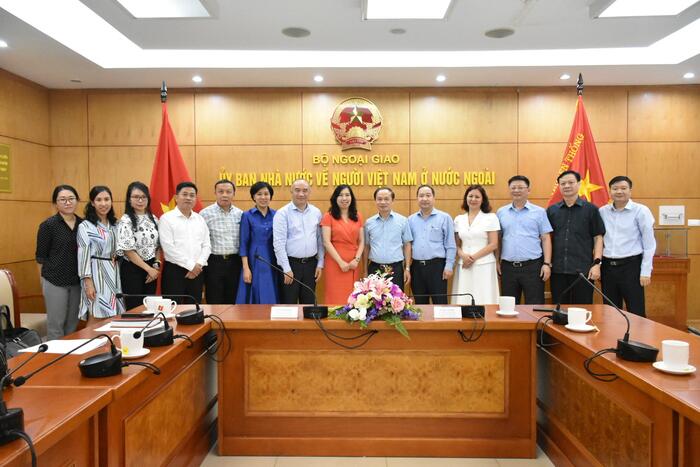 Các đại biểu chụp ảnh lưu niệm