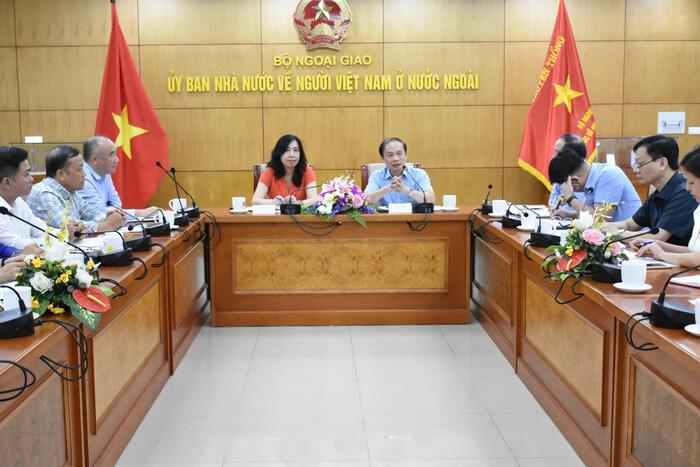 Quang cảnh buổi làm việc
