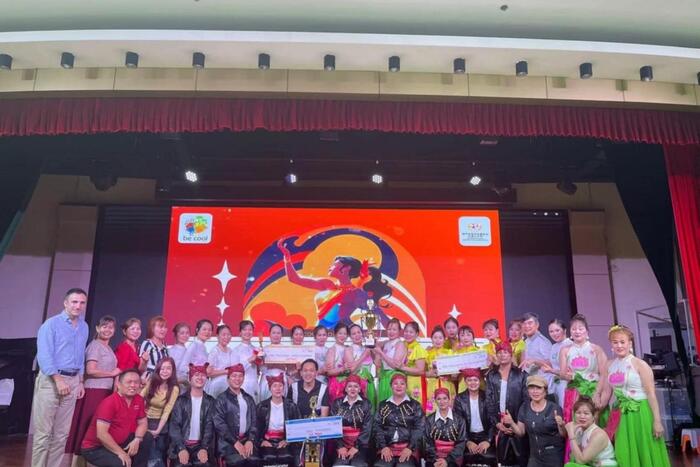 Các  thành viên tham gia Cuộc thi chụp ảnh lưu niệm