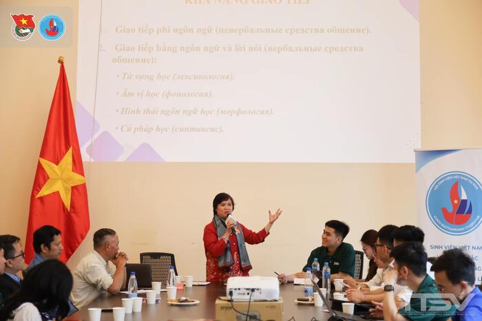 Diễn giả với những chia sẻ đầy tâm huyết về chủ đề "Phong cách ngoại giao và những lưu ý trong lĩnh vực dịch thuật".