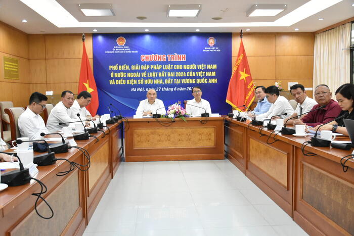 Quang cảnh Chương trình phổ biến giải đáp pháp luật cho NVNONN  về Luật Đất đai 2024 của Việt Nam tại Hà Nội