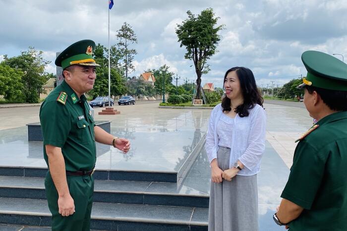 Đoàn thăm và làm việc tại Cửa khẩu Quốc tế Hoa Lư