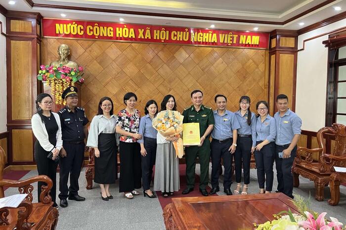 Đoàn thăm và làm việc tại Cửa khẩu Quốc tế Hoa Lư