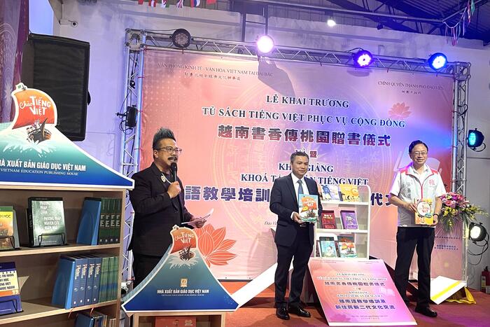 Ông Vũ Tiến Dũng và ông Trương Thiện Chính,Thị trưởng Đào Viên, khai trương Tủ sách tiếng Việt
