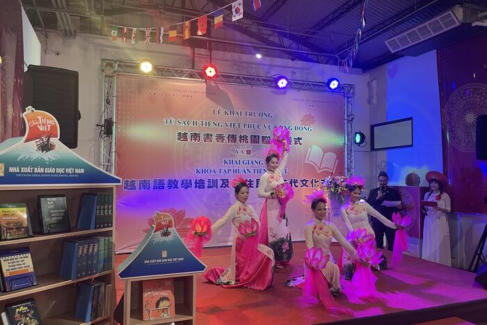 Tiết mục biểu diễn văn nghệ của cộng đồng người Việt tại Đào Viên