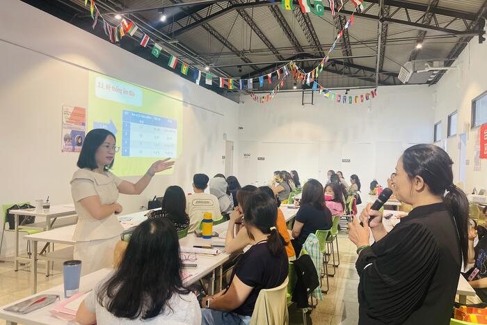 Cô trò thảo luận tại Khóa tập huấn