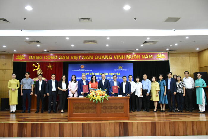Các đại biểu chụp ảnh lưu niệm