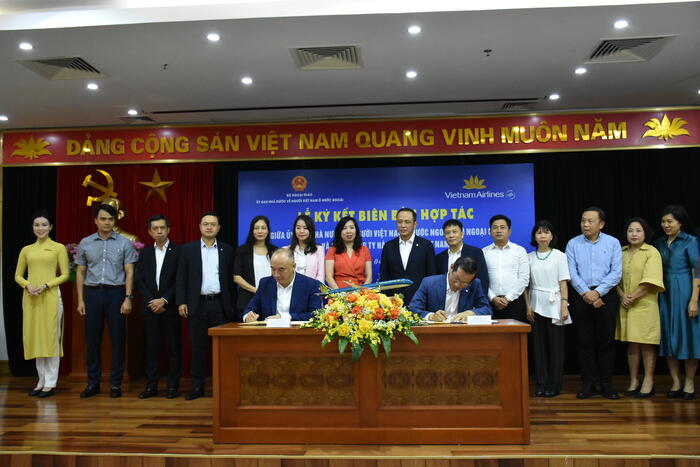 Đại diện hai đơn vị ký Biên bản ghi nhớ với sự tham dự chứng kiến của bà Lê Thị Thu Hằng và ông Lê Hồng Hà cùng đại diện một số bộ ngành, đại diện Lãnh đạo một số đơn vị trong Bộ Ngoại giao
