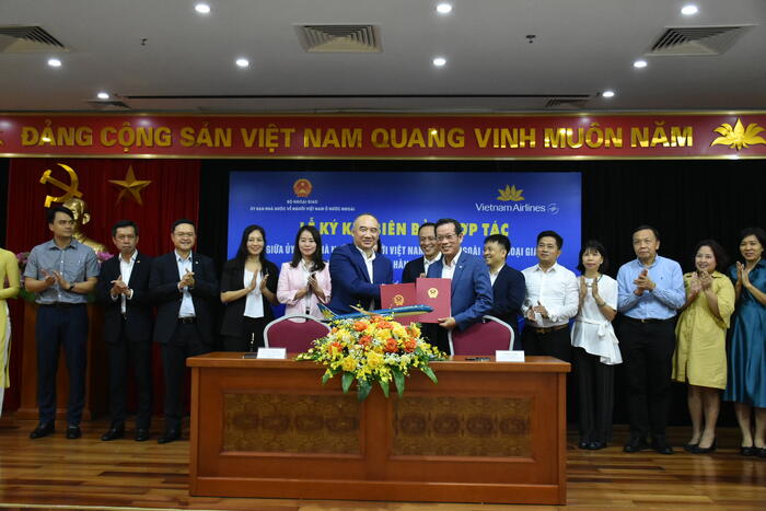Đại diện hai đơn vị ký Biên bản ghi nhớ với sự tham dự chứng kiến của bà Lê Thị Thu Hằng và ông Lê Hồng Hà cùng đại diện một số bộ ngành, đại diện Lãnh đạo một số đơn vị trong Bộ Ngoại giao