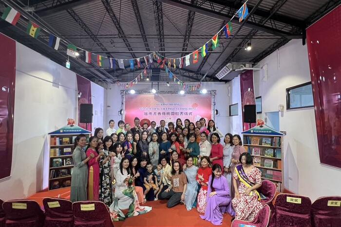 Ông Vũ Tiến Dũng chụp ảnh lưu niệm cùng các giáo viên và học viên tham dự lớp học