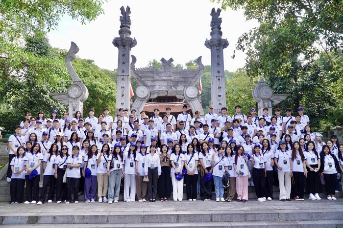 Các đại biểu chụp ảnh lưu niệm tại đền thờ Đức Quốc Tổ Lạc Long Quân