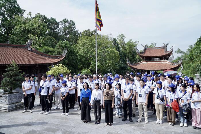 Các đại biểu dâng hương tại đền thờ Đức Quốc Tổ Lạc Long Quân