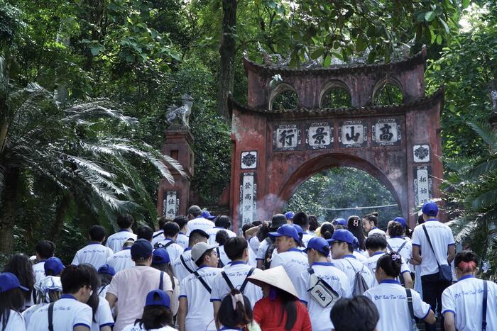 Các đại biểu di chuyển dâng hương tại Khu Di tích Đền Hùng