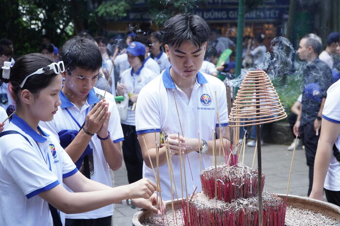 Các đại biểu dâng hương tưởng nhớ các Vua Hùng