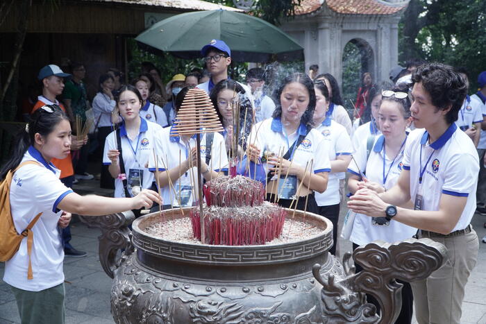 Các đại biểu dâng hương tưởng nhớ các Vua Hùng